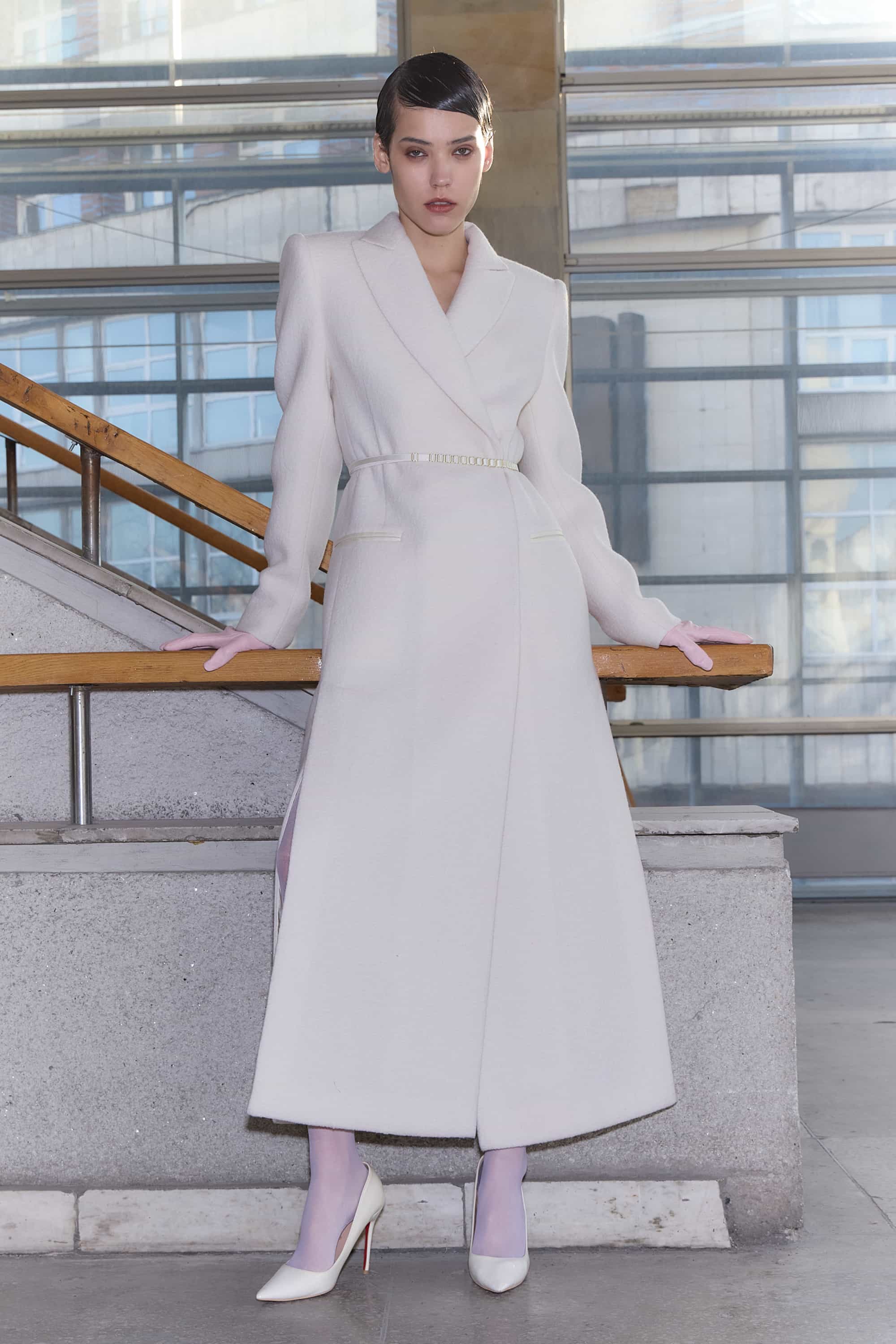 Model in fitted maxi boucle Anneliese coat