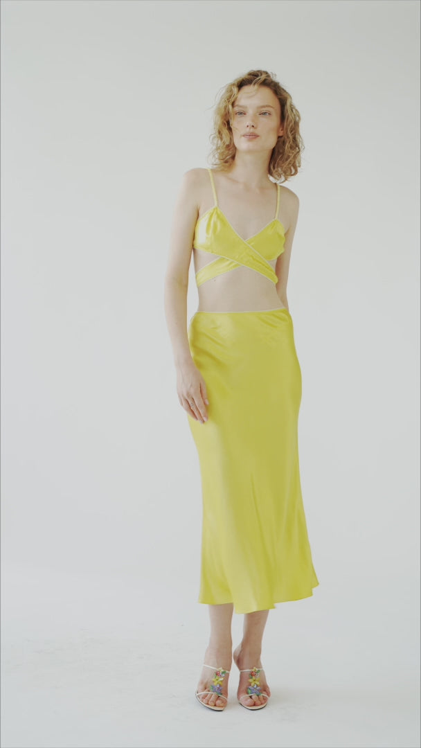 Model in yellow Voleta skirt video